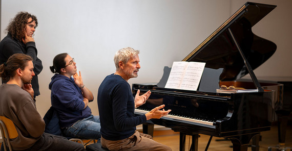 Der Musikdozent Jan Gerdes erkundet mit seinen Studierenden afrikanische Klaviermusik des 20. Jh. Der Musikdozent Jan Gerdes erkundet mit seinen Studierenden afrikanische Klaviermusik des 20. Jahrhunderts.