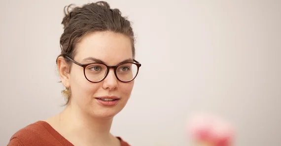 Eine junge Frau im Interview