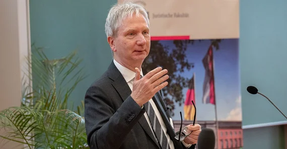 Mensch hält einen Vortrag.