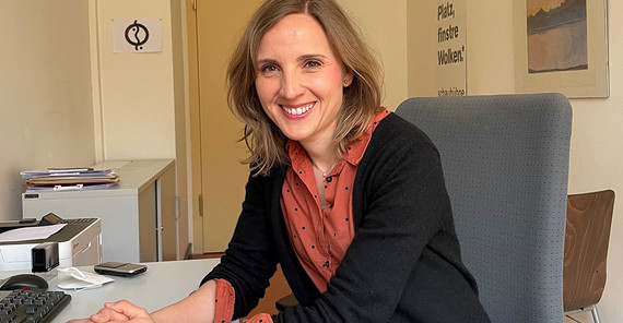 Priv.-Doz. Dr. Eva Döring-Brandl hat den MBA Innovatives Gesundheitsmanagement an der UP absolviert. Dr. Eva Döring-Brandl sitzt am Schreibtisch