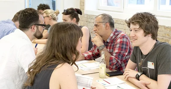 Personen, die sich beim Speedmatching von Potsdam Transfer unterhalten