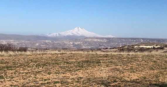 Das anatolische Hochplateau mit dem über 3900 m hohen Vulkan Mt. Erciyes. Foto: M. Strecker. Das anatolische Hochplateau mit dem über 3900 m hohen Vulkan Mt. Erciyes. Foto: M. Strecker.