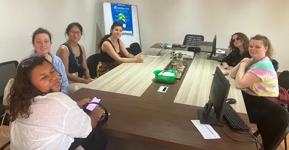 Gruppenfoto in einem Raum