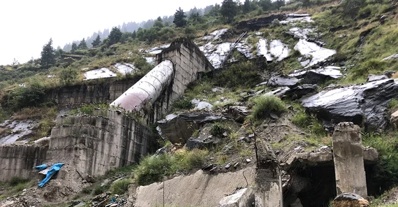 Reste des zerstörten Kraftwerks am Rishiganga.