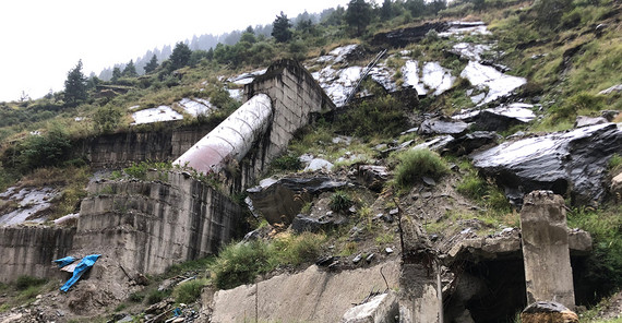 Reste des zerstörten Kraftwerks am Rishiganga. Reste des zerstörten Kraftwerks am Rishiganga.
