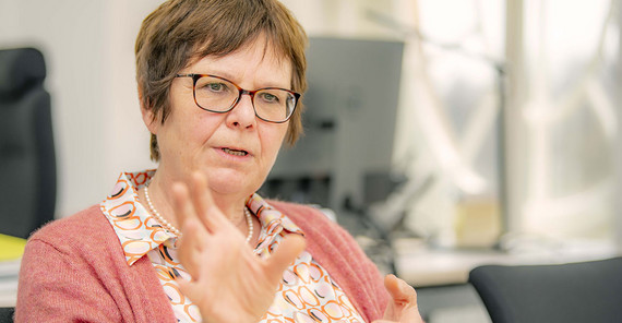 Prof. Dr. Barbara Höhle, Vizepräsidentin Prof. Dr. Barbara Höhle, Vizepräsidentin für Forschung, wissenschaftliche Qualifizierungsphase und Chancengleichheit der Universität Potsdam.