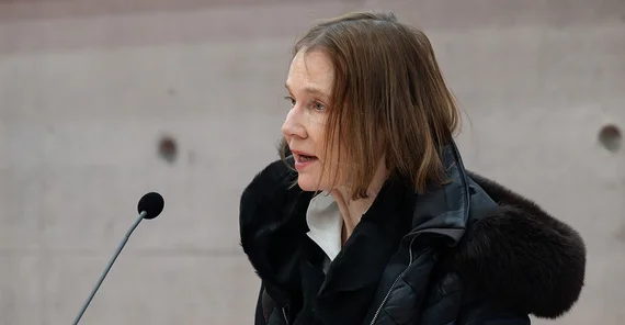 Mensch hält eine Rede.