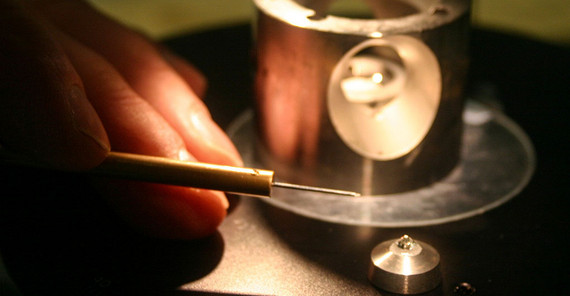 Mit kleinen Diamanten und tennisballgroßen Druckzellen werden im Labor die Drücke erzeugt, die im Erdmantel herrschen. Röntgenstrahlen durchdringen die Diamanten und erlauben die Untersuchung kleiner Proben unter hohem Druck. Foto: V. Torres Acosta. Mit kleinen Diamanten und tennisballgroßen Druckzellen werden im Labor die Drücke erzeugt, die im Erdmantel herrschen. Röntgenstrahlen durchdringen die Diamanten und erlauben die Untersuchung kleiner Proben unter hohem Druck. Foto: V. Torres Acosta.