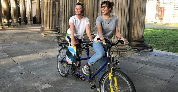 Ein gutes Tandem: Absolventin Ronja Wieltsch (r.) und ihre Mentorin Viola Tasch (l.) Ein gutes Tandem: Absolventin Ronja Wieltsch (r.) und ihre Mentorin Viola Tasch (l.)