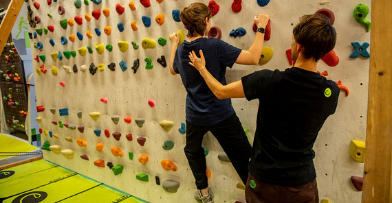 Doktorand Silas Dech übt mit einer Schülerin in der Kletterhalle in Golm Doktorand Silas Dech übt mit einer Schülerin in der Kletterhalle in Golm