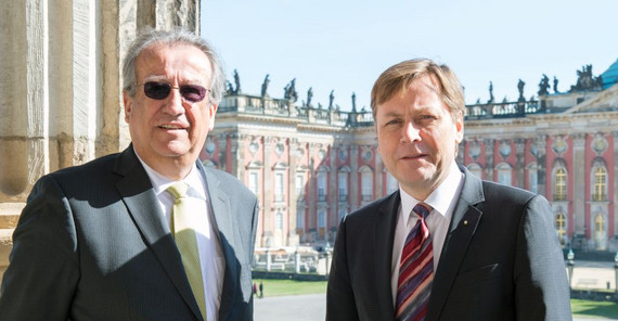 S.E. der Botschafter der Republik Kolumbien in Deutschland, Juan Mayr Maldonado, und der Präsident der Universität Potsdam, Prof. Oliver Günther, Ph.D., im Gespräch (Foto: Karla Fritze) S.E. der Botschafter der Republik Kolumbien in Deutschland, Juan Mayr Maldonado, und der Präsident der Universität Potsdam, Prof. Oliver Günther, Ph.D., im Gespräch (Foto: Karla Fritze)