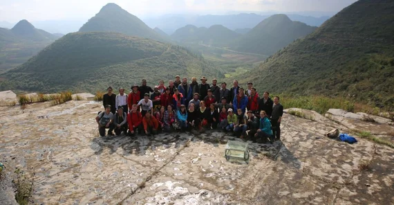 Chinesische und deutsche Teilnehmende der geologischen Geländeexkursion in Yunnan. Im Hintergrund die typische Karstlandschaft der Region Louping. Foto: Bai Song/CAGS