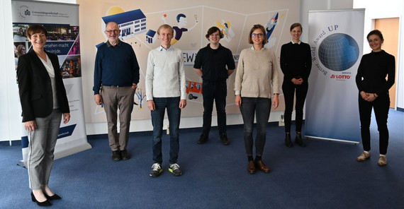 Verleihung des Better World Award UP | Foto: Simona Vogel Die Finalisten des Wettbewerbs mit dem Vorsitzenden der Universitätsgesellschaft Potsdam, Prof. Dr. Dieter Wagner, und der Geschäftsführerin der LAND BRANDENBURG LOTTO GmbH, Anja Bohms. Das Foto ist von Simona Vogel. Beim anklicken öffnet sich das Bild im neuen Fenster.