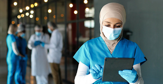 Ärtzin mit Tablet im Krankenhaus.