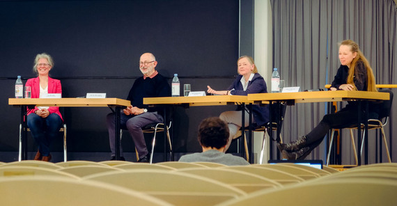 v.l.n.r.: Dr. Silke Engel, Prof. Dr. Dieter Wagner, Prof. Dr. Barbara Krahé und Prof. Dr. Ulrike Lucke | Foto: Reinhold Engel v.l.n.r.: Dr. Silke Engel (Leiterin der Presse- und Öffentlichkeitsarbeit), Prof. Dr. Dieter Wagner (Vorsitzende der Universitätsgesellschaft), Prof. Dr. Barbara Krahé (Professorin für Sozialpsychologie) und Prof. Dr. Ulrike Lucke (Leiterin des Lehrstuhls Komplexe Multimediale Anwendungsarchitekturen) | Foto: Reinhold Engel