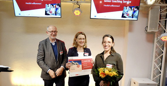 Das zweitplatzierte Team „Funster“ beim diesjährigen Senior Coaching Service Wettbewerb erhält das Preisgeld in Form eines symbolischen Schecks von Prof. Dr. Dieter Wagner. Foto: Tilo Bergemann. Das zweitplatzierte Team „Funster“ beim diesjährigen Senior Coaching Service Wettbewerb erhält das Preisgeld in Form eines symbolischen Schecks von Prof. Dr. Dieter Wagner. Foto: Tilo Bergemann.