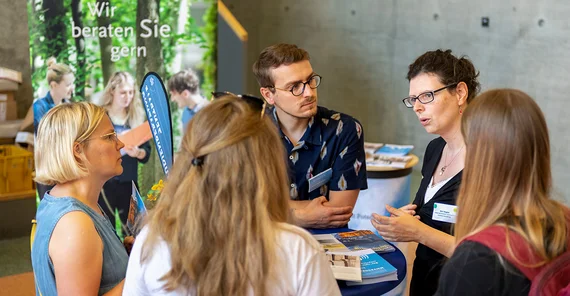 Eine Beratung am Stand der Studienberatung beim Hochschulinformationstag
