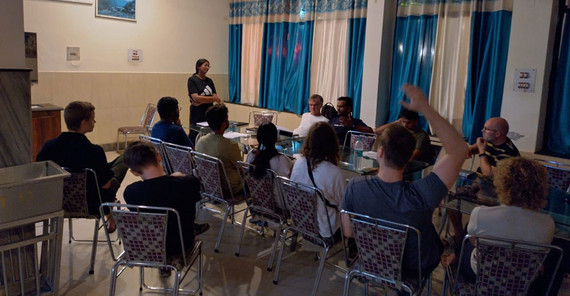 Diskussion über Tourismus, Pilgerreisen und Naturgefahren. Diskussion über Tourismus, Pilgerreisen und Naturgefahren.