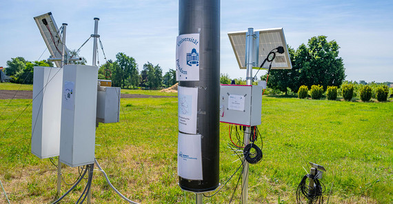 Eine der CRNS-Sonden des neuen „Bodenfeuchte-Netzwerks Brandenburg“. Eine der CRNS-Sonden des neuen „Bodenfeuchte-Netzwerks Brandenburg“.