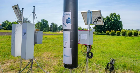 Eine der CRNS-Sonden des neuen „Bodenfeuchte-Netzwerks Brandenburg“.