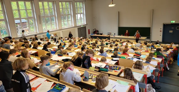 Kinder in einem Hörsaal an der Uni Potsdam