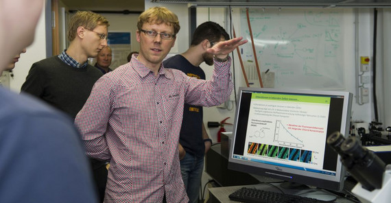 Wissenschaftler des Arbeitskreises „Physikalische Chemie“, hier Dr. Carsten Hille, erläuterten den Teilnehmern der Photonik-Akademie 2015 ihre Forschungsarbeiten und Laboraufbauten. Foto: Tina Neumann Wissenschaftler des Arbeitskreises „Physikalische Chemie“, hier Dr. Carsten Hille,