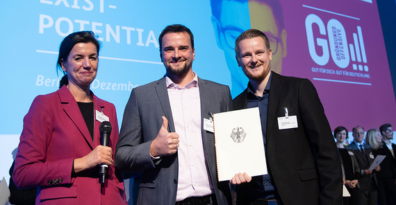 Johannes Zier (right) and Sascha Thormann of Potsdam Transfer receive funding from the Federal Ministry of Economic Affairs and Energy to establish the Potsdam International Transfer Collaboration Hub (PITCH). Photo: Bildkraftwerk. Johannes Zier (right) and Sascha Thormann of Potsdam Transfer receive funding from the Federal Ministry of Economic Affairs and Energy to establish the Potsdam International Transfer Collaboration Hub (PITCH). Photo: Bildkraftwerk.