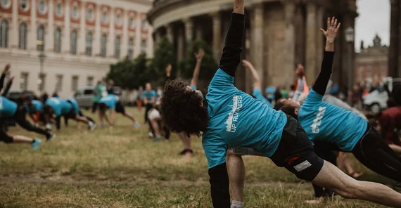 Aufwärmübungen unter Anleitung des Hochschulsports.