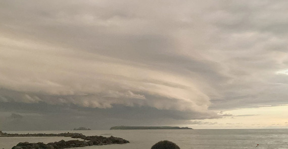 Ein mesoskaliges Gewittersystem an der Küste von Dakar. Ein mesoskaliges Gewittersystem an der Küste von Dakar.