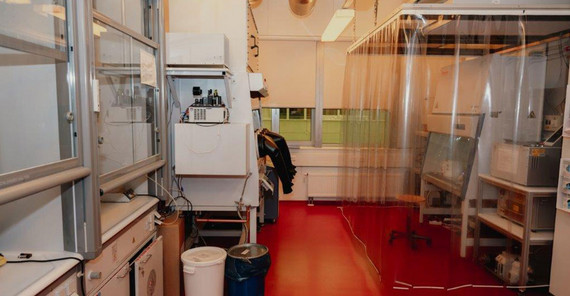 Das Labor der Arbeitsgruppe von Professor Dieter Neher Das Labor der Arbeitsgruppe von Dieter Neher, Professor für Physik und Optoelektronik Weicher Materie