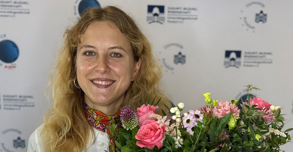 Valeriya Denisova mit Blumen