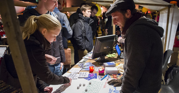 Foto: Auf dem Markt der Möglichkeiten beim WarmUP 2015 (Thomas Hölzel) Foto: Auf dem Markt der Möglichkeiten beim WarmUP 2015 (Thomas Hölzel)