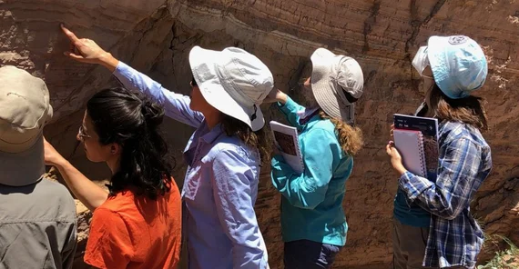 Das Bild zeigt die Gruppe beim Betrachten von seismisch überprägten Sedimenten. Das Foto ist von Manfred Strecker. Beim Anklicken öffnet sich das Bild im neuen Fenster.