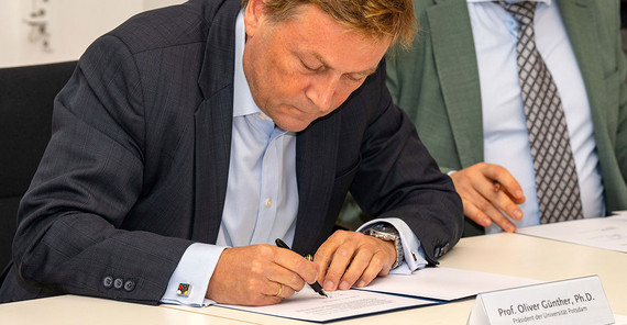 Universitätspräsident Prof. Oliver Günther unterzeichnet den Kooperationsvertrag. Universitätspräsident Prof. Oliver Günther unterzeichnet den Kooperationsvertrag.