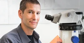 Prof. Dr. Salim Seyfried wird als Teil eines internationalen Forschungsnetzwerks zu vaskulären Anomalien forschen. Das Netzwerk wird gefördert von der Leducq Foundation. | Foto: Karla Fritze