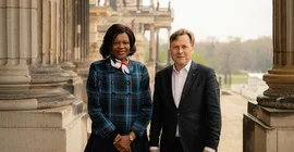 Die Botschafterin Kenias, I.E. Stella Mokaya Orina, mit Uni-Präsident Prof. Oliver Günther, Ph.D. bei ihrem Besuch auf dem Campus Am Neuen Palais.