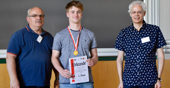 Der Vorsitzende des BLiS e.V. Uwe Toman, der Gewinner der Informatik-Olympiade 2018 Lukas George und der Jury-Vorsitzende Prof. Dr. Andreas Schwill (v.l.n.r.). Foto: Mareen Przybylla. Der Vorsitzende des BLiS e.V. Uwe Toman, der Gewinner der Informatik-Olympiade 2018 Lukas George und der Jury-Vorsitzende Prof. Dr. Andreas Schwill (v.l.n.r.). Foto: Mareen Przybylla.