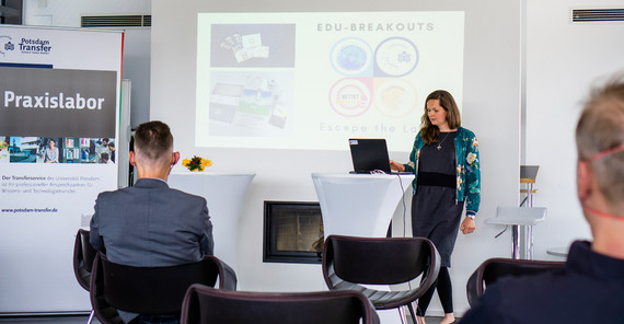 Pola Serwene präsentiert „GeoBreakouts – Geographie lernen und unterrichten mit Escape Games“ | Foto: Tilo Bergemann Pola Serwene präsentiert „GeoBreakouts – Geographie lernen und unterrichten mit Escape Games“ | Foto: Tilo Bergemann
