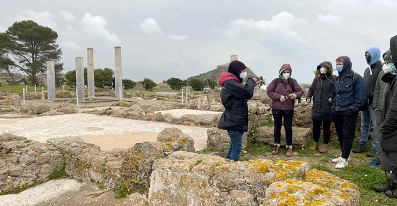 Das Bild zeigt die Potsdamer Studierenden bei ihrem Besuch im archäologischen Park der antiken Stadt Nora. Vor ihnen steht ein Guide und erklärt etwas. Foto: Juliane Seip