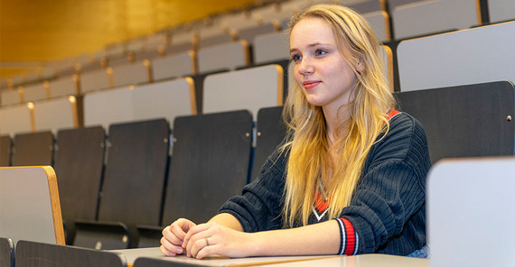 Juniorstudentin Mattea Wernicke im Hörsaal. | Foto: Tobias Hopfgarten Juniorstudentin Mattea Wernicke im Hörsaal. | Foto: Tobias Hopfgarten