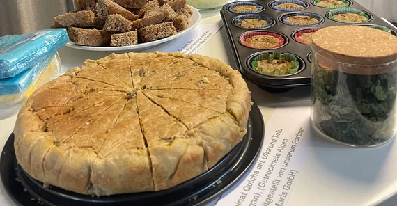 Algengebäck auf einem Stehtisch.