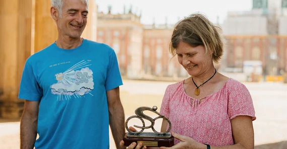 Zwei Personen mit einem Preis