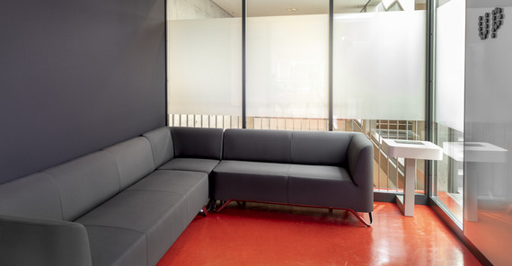 Funktionale Arbeitsplätze und eine Lounge in modernen Acoustic Pods im Hörsaalgebäude auf dem Campus Griebnitzsee | Foto: Thomas Roese Funktionale Arbeitsplätze und eine Lounge in modernen Acoustic Pods im Hörsaalgebäude auf dem Campus Griebnitzsee | Foto: Thomas Roese