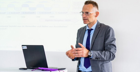 Dr. rer. pol. habil. Christoph Rasche präsentiert eine Weiterbildung für Kita-Leitungen. | Foto: Tilo Bergemann Dr. rer. pol. habil. Christoph Rasche präsentiert eine Weiterbildung für Kita-Leitungen. | Foto: Tilo Bergemann