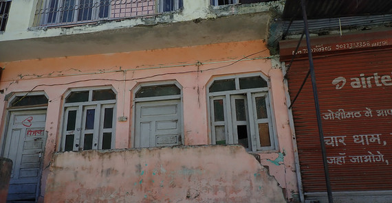 Haus mit Riss in Joshimat. Haus mit Riss in Joshimat.