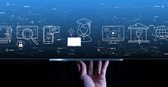 Digitalisierung verändert und bereichert das Wesen des Lernens, wenn sie sinnvoll eingesetzt wird. Eine Hand hält ein Tablet, Symbole ringsherum stehen für Digitalisierung