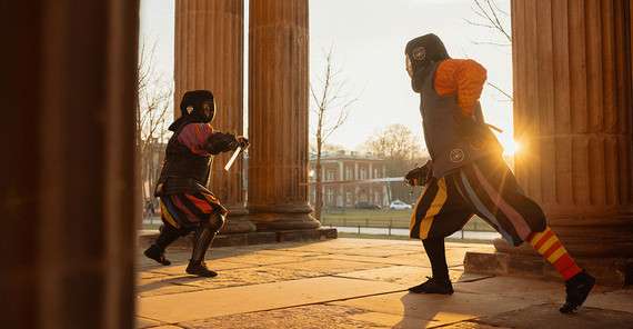 Die vermittelten Techniken gehen auf die Zeit der Renaissance zurück. Zwei Schwerkämpfer in den Kolonnaden am Campus Neues Palais.