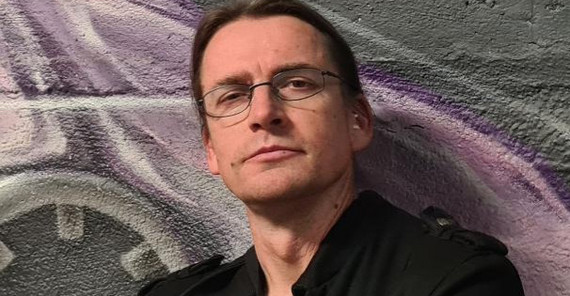 Maik Wienecke ist akademischer Mitarbeiter an der Professur für Didaktik der Geschichte. Auf dem Foto ist der Wissenschaftler Maik Wienecke zu sehen.