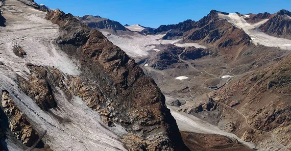 Eine hochalpine Berglandschaft mit vereinzelten Wegen an den Bergflanken.