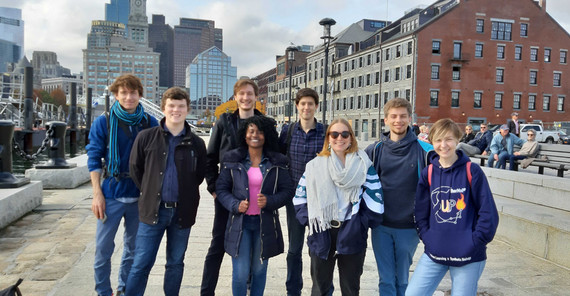 Das Potsdamer iGEM-Team vor der Skyline von Boston. Foto: Dominic Hamann. Das Potsdamer iGEM-Team vor der Skyline von Boston. Foto: Dominic Hamann.